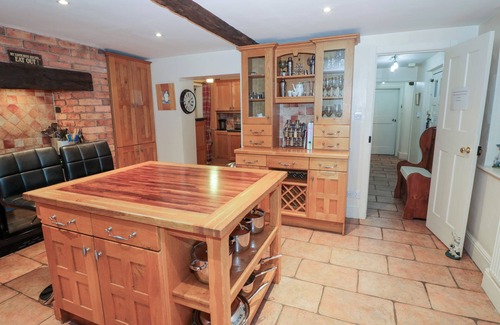 Tamworth Cottage | DUNNIMERE FARMHOUSE, pet friendly, with hot tub in Tamworth