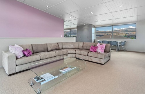 Lowburn House | Dunstan Views - Cromwell Holiday Unit