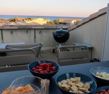 Frontignan Apartment | Duplex terrasse vue mer accès plage et piscine.