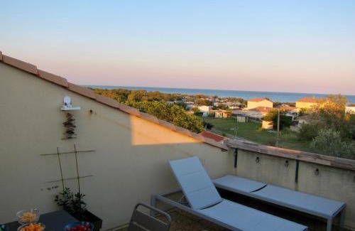 Frontignan Apartment | Duplex terrasse vue mer accès plage et piscine.