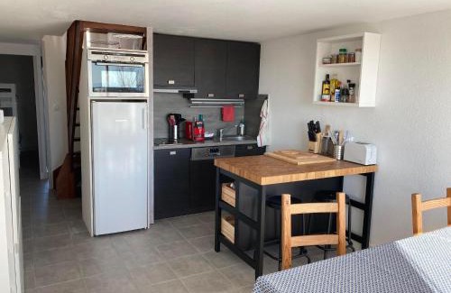 Frontignan Apartment | Duplex terrasse vue mer accès plage et piscine.