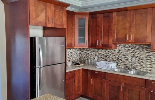 Gambier House | Duplex Townhouse, King Bed, Family-centric, Fast Wi-fi, near Beach, Free Parking