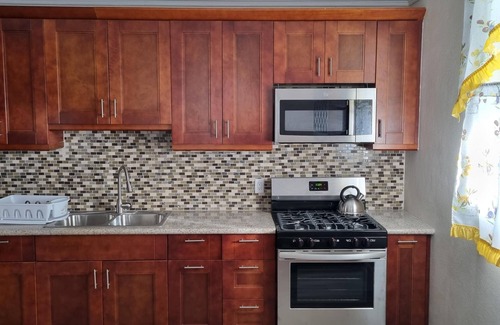 Gambier House | Duplex Townhouse, King Bed, Family-centric, Fast Wi-fi, near Beach, Free Parking