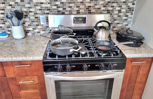 Gambier House | Duplex Townhouse, King Bed, Family-centric, Fast Wi-fi, near Beach, Free Parking
