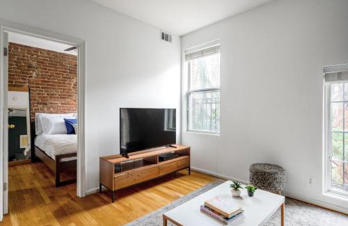 Adams Morgan Apartment | Dupont Circle 2BR nr U St Metro Glens Mkt WDC-180