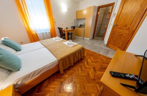 Mostar Apartment | Dvokrevetna soba s bračnim krevetom i pogledom na vrt