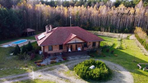 gmina Tuczna Ski Chalet | Dworek Ogrodniki, całoroczny dom na wyłączność, basen, sauna, las, staw rybny, altana grillowa, ognisko, pianino, kominek, piec chlebowy, duża ogrodzona posesja