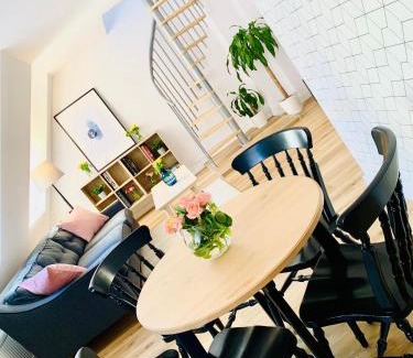 Klodzko Miasto Apartment | Dwupiętrowy apartament rodzinny w centrum miasta z darmowym parkingiem Pod Złotym Lwem V