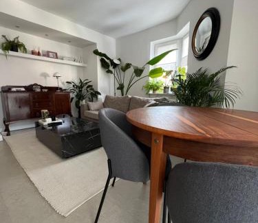 Wawer Apartment | Dwupoziomowe mieszkanie z ogródkiem