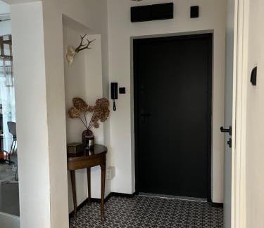 Wawer Apartment | Dwupoziomowe mieszkanie z ogródkiem