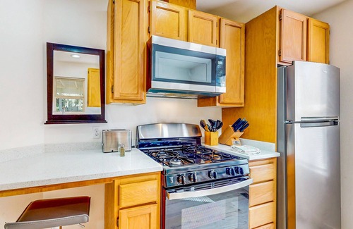 Federal Way House | Dynamic home with large yard - walkable location & near Steel Lake Park & golf