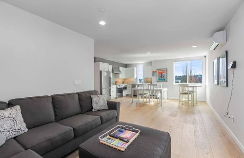 East Queen Anne House | Dystopian Hill Valley Sweet Suite