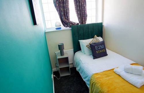 Ashford House | E2M Stays Heathrow Beautiful House Free Parking