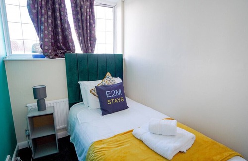 Ashford House | E2M Stays Heathrow Beautiful House Free Parking