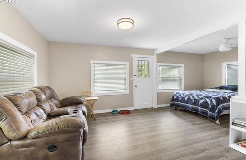 Carver Bed & Breakfast | Eagle Creek Gardens