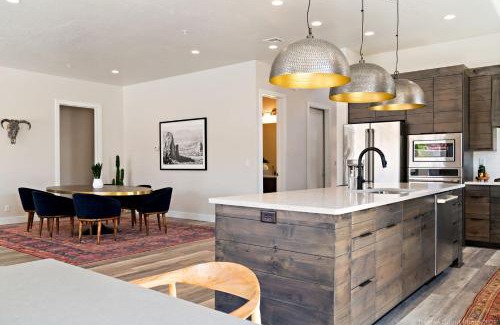 Washington House | Eagle On The 8th 2283 - 7 Bed, Private Pool- Hot Tub With Mounta