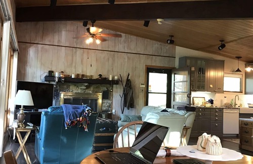 Goreville House | Eagle Point Hideout is a 2300 sqft 4 bedroom Cedar home with picturesque views.
