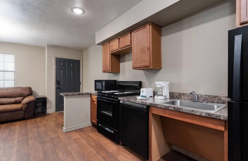 Big Spring Hotel | Eagle's Den Suites Big Spring a Travelodge by Wyndham