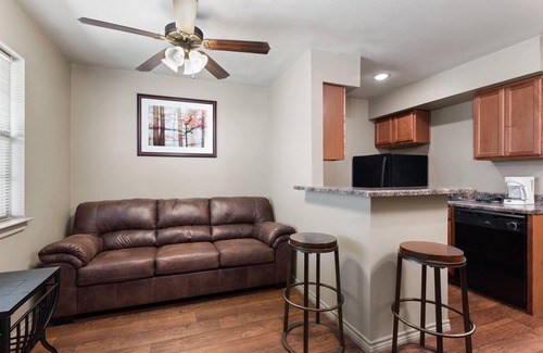 Big Spring Hotel | Eagle's Den Suites Big Spring a Travelodge by Wyndham