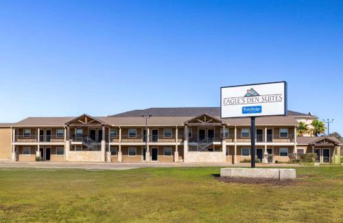 Pawnee Hotel | Eagle's Den Suites Kenedy a Travelodge by Wyndham