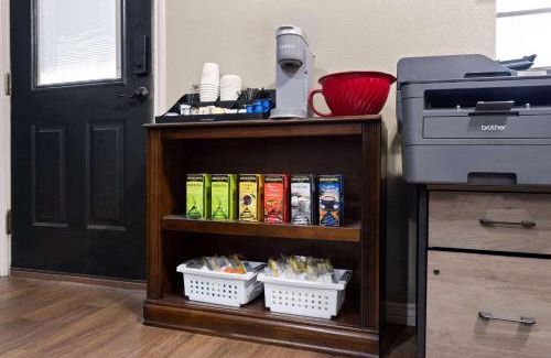 Pawnee Hotel | Eagle's Den Suites Kenedy a Travelodge by Wyndham