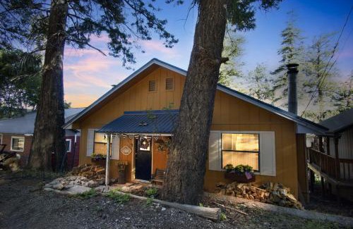 Cloudcroft House | Eagle's Nest - Hot Tub, Deck & Prime Location cabin
