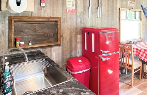 West Hickory Cabin | Eagle's Peak Cozy Cabin