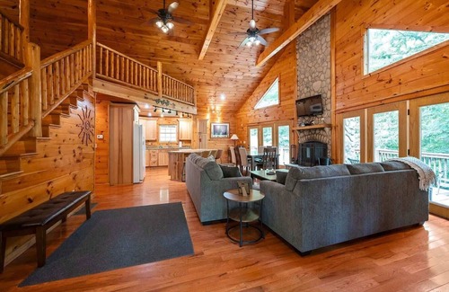 Stanton Cabin | Eagle View RRG -Hot Tub- Newly updated