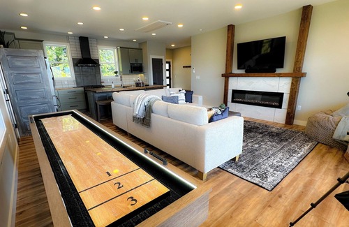 Cathlamet House | Eagles View Waterfront Retreat a 2-bedroom 2-bath stunning house in Cathlamet