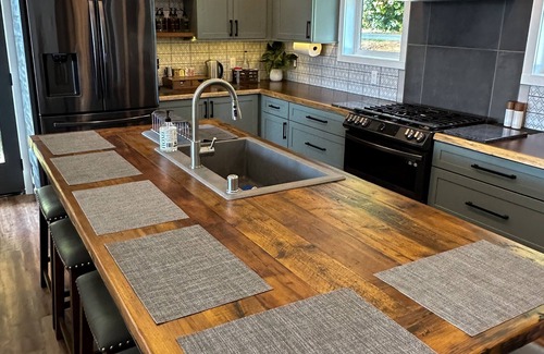 Cathlamet House | Eagles View Waterfront Retreat a 2-bedroom 2-bath stunning house in Cathlamet