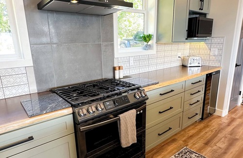 Cathlamet House | Eagles View Waterfront Retreat a 2-bedroom 2-bath stunning house in Cathlamet