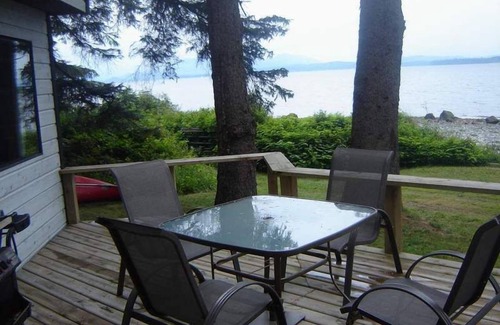 Discovery Islands House | Eagletree Cottage -Secluded waterfront tranquility with spectacular view