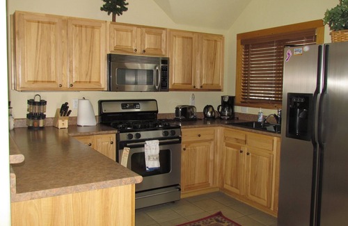 Weisshorn Apartment | Early Ski ONLY 350 night 2 BR 2 BA, Hot Tub, Deck, 1/2 Mi Town, parking!