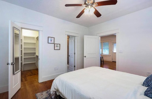 South Central Houston Apartment | East Downtown Private Restored Historic Apartment