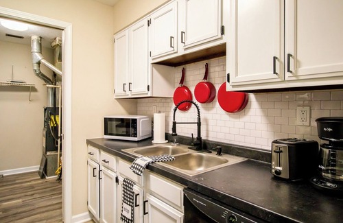 Buechel House | East End Charmer 4-bedroom, Pet Friendly!