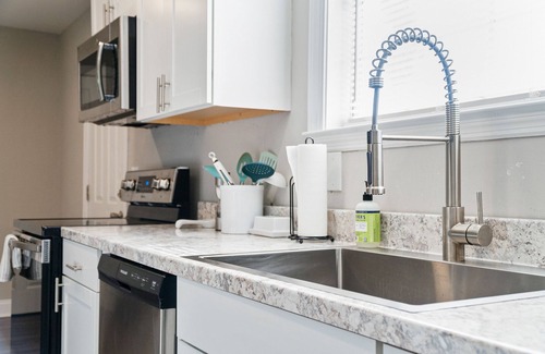 Maplewood Heights House | East Nashville Getaway | 10 Mins to Grand Ole Opry | Rooftop & Cowboy Pool!