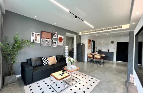 Huangpu Apartment | Eastern Hub - Bund Branch Simply Luxurious 4 King Beds, Big French Windows with Bund Views