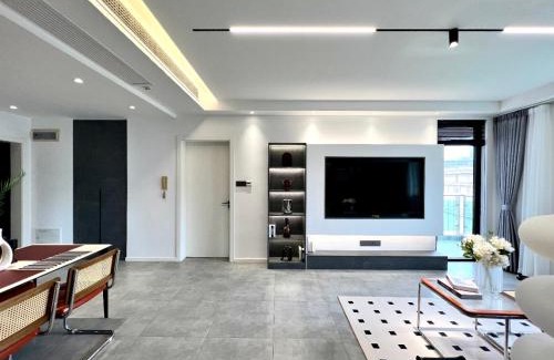 Huangpu Apartment | Eastern Hub - Bund Branch Simply Luxurious 4 King Beds, Big French Windows with Bund Views
