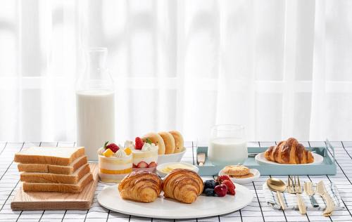 Jing'an Apartment | Eastern Hub - Jing'an Temple Branch Stylish 3bedrooms in Bustling Location Surrounded by Trendy Bistro and Bar Street, Only 100m from Subway