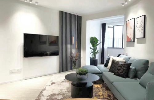 Jing'an Apartment | Eastern Hub - Jing'an Temple Branch Stylish 3bedrooms in Bustling Location Surrounded by Trendy Bistro and Bar Street, Only 100m from Subway