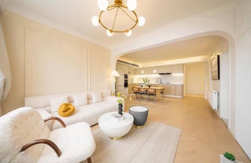 Huangpu Apartment | Eastern Hub - Warm 4Bedroom Apartment with Huangpu River View