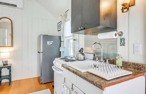 Eastham Apartment | Eastham Studio w/Furnished Deck: 2 Mi to Beach!