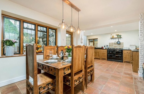 Moreton-in-Marsh House | EASTNOR, pet friendly, character holiday cottage in Moreton-In-Marsh
