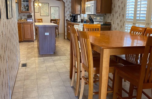 Iuka House | Eastport Cabin 3 - Pickwick Lake - Marina Views