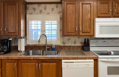 Iuka House | Eastport Cabin 3 - Pickwick Lake - Marina Views