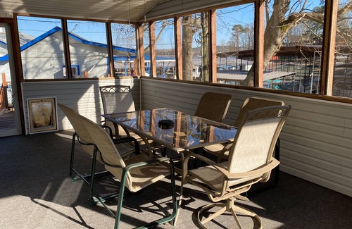 Iuka House | Eastport Cabin 3 - Pickwick Lake - Marina Views