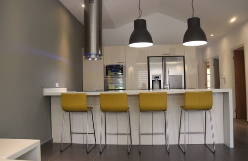 Washington House | Easy 0.3 mile walk to famous Palm Beach strip from my super clean modern home