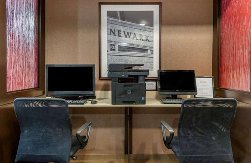 Forest Hill House | Easy access to a world of travel options !