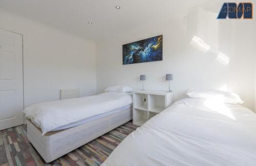 Livingston House | Easy Access to Glasgow Edinburgh with 2 Car Spaces