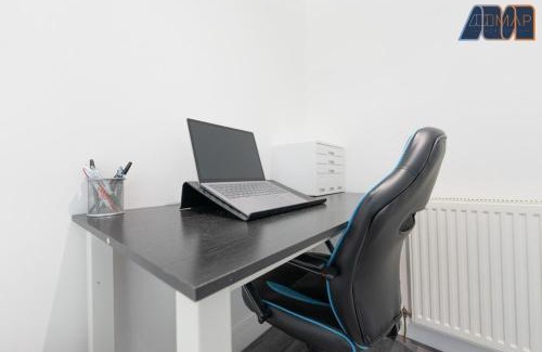 Livingston House | Easy Access to Glasgow Edinburgh with 2 Car Spaces